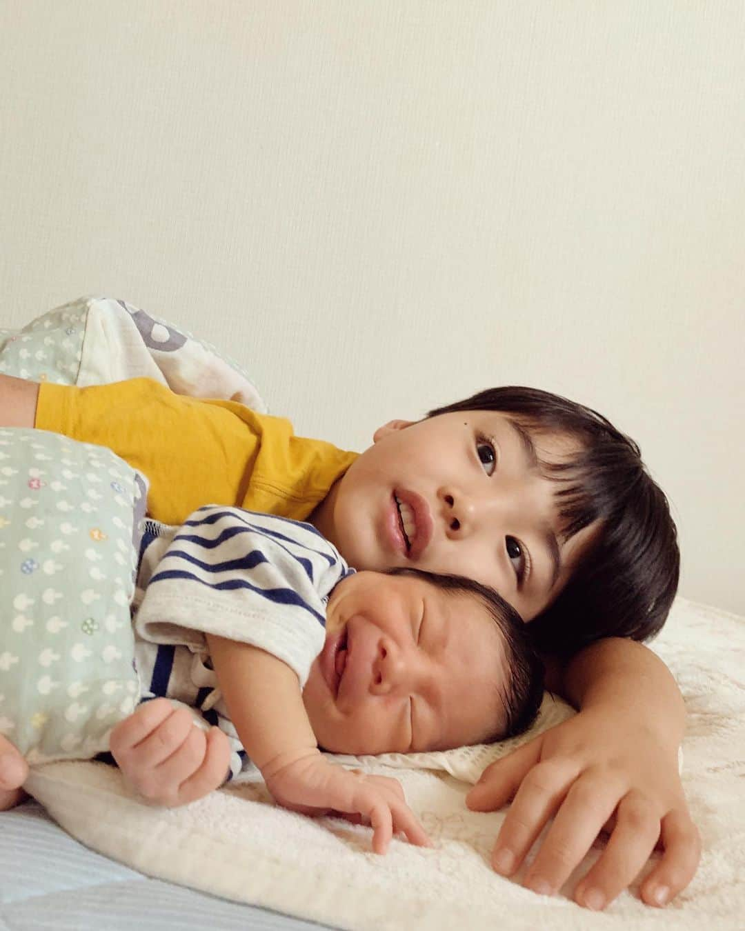 むらたさきさんのインスタグラム写真 - (むらたさきInstagram)「♡♡ ． いつかの朝の2人👦👶♡ #兄ちゃんとおとうと ． たまたま見れた、新生児微笑の瞬間🤤🥰 ． ． ． 長男も次男も 丸々とおもちのようなほっぺたで (いや、おまんじゅうの方が近いかな🍡🤤？) 母的には気持ちいい触り心地やけど、 ． 三男のふわふわ柔らかい肌は これまたみんな擦り寄りたくなる気持ちよさで、 いつも兄たちに 「◇◇く〜ん🤤♡」と 手足やほっぺたをなでなで触られとる👶🙌😂 ． ． 三男も、目や首を動かして そんな兄ちゃんたちの方を追って見とる👀🐻💫 ． ． ． ． 表情によって 兄2人共に似とるなぁ〜🥰と思っとったけれど、 ． この写真は 長男の生まれた頃とそっくり😳🙌😂😂♡ (🔛2枚目) ． ． ちなみに、 2枚目の長男の下は次男♡👦☺️ ． #みんなちがってみんないい 🎤🐹🐹🐹♡ ． ． ． ． ． ． ． ． ． #6歳 #生後1ヶ月  #9月10日生まれ ． 写真は生後9日目の頃👶 (2019.9.19)」10月21日 17時17分 - muratasaki