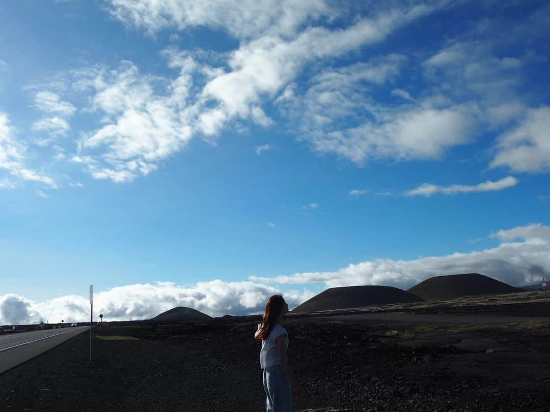 山崎愛香さんのインスタグラム写真 - (山崎愛香Instagram)「. ハワイ島に行ってきました！ 色んな人から「良い‼︎」と聞いてはいたものの ここまで素晴らしいとは… ヒロからコナに戻る道で撮ったこの写真。 自然のスケールの大きさに感動しっぱなしでした。 これからちょこちょこアップすると思いますので お付き合いくださいませ〜❤️ #bigisland #hawaii #maunakea #volcano #camaro #ハワイ島 #マウナケア #カマロ #Five0の大ファンとしては嬉しい #遅れた夏休み #色んな人に新婚旅行かと聞かれたけど #もう新婚じゃない」10月21日 17時23分 - manaka_yamazaki