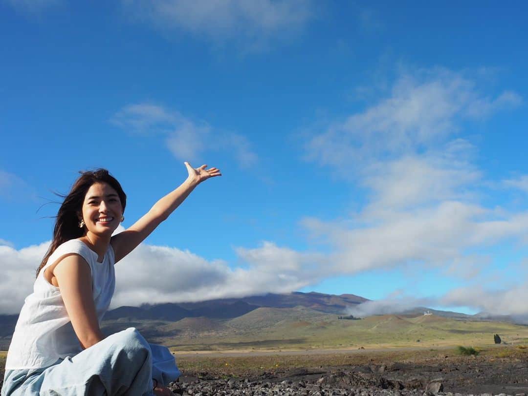 山崎愛香さんのインスタグラム写真 - (山崎愛香Instagram)「. ハワイ島に行ってきました！ 色んな人から「良い‼︎」と聞いてはいたものの ここまで素晴らしいとは… ヒロからコナに戻る道で撮ったこの写真。 自然のスケールの大きさに感動しっぱなしでした。 これからちょこちょこアップすると思いますので お付き合いくださいませ〜❤️ #bigisland #hawaii #maunakea #volcano #camaro #ハワイ島 #マウナケア #カマロ #Five0の大ファンとしては嬉しい #遅れた夏休み #色んな人に新婚旅行かと聞かれたけど #もう新婚じゃない」10月21日 17時23分 - manaka_yamazaki