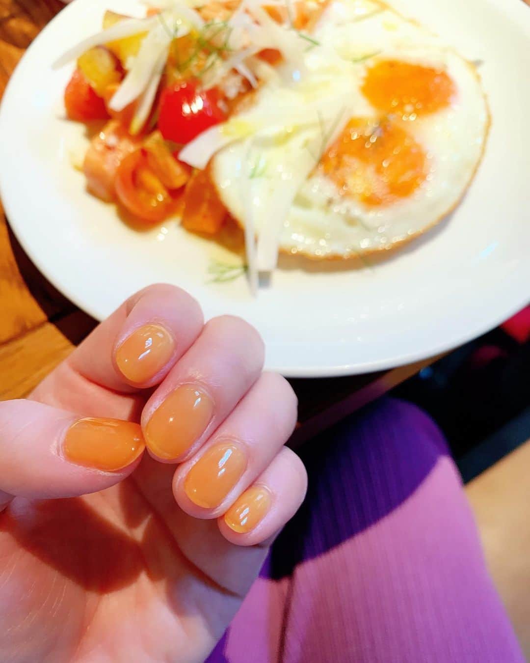 住谷杏奈さんのインスタグラム写真 - (住谷杏奈Instagram)「･ 秋ネイル🍁 ･ べっ甲柄のベースの色を 単色でとお願いしました☺️ ･ さっき気づいたんだけど、 卵の黄身と同じ色だったの🍳 ･ 卵の黄身ネイル🥚💕可愛すぎ😘 ･ みなぞーいつもありがとね🙂 ･ ･  @musk_nails  @minazo_musk #ネイルアート#ネイルデザイン#ニュアンスネイル #Nail#Nailart#Naillove#NewNail#nailsofinstagram  #naildesigns #nailstagram #musknail#💅 #summernail#nails#nailswag#nailsoftheday」10月21日 17時24分 - annasumitani