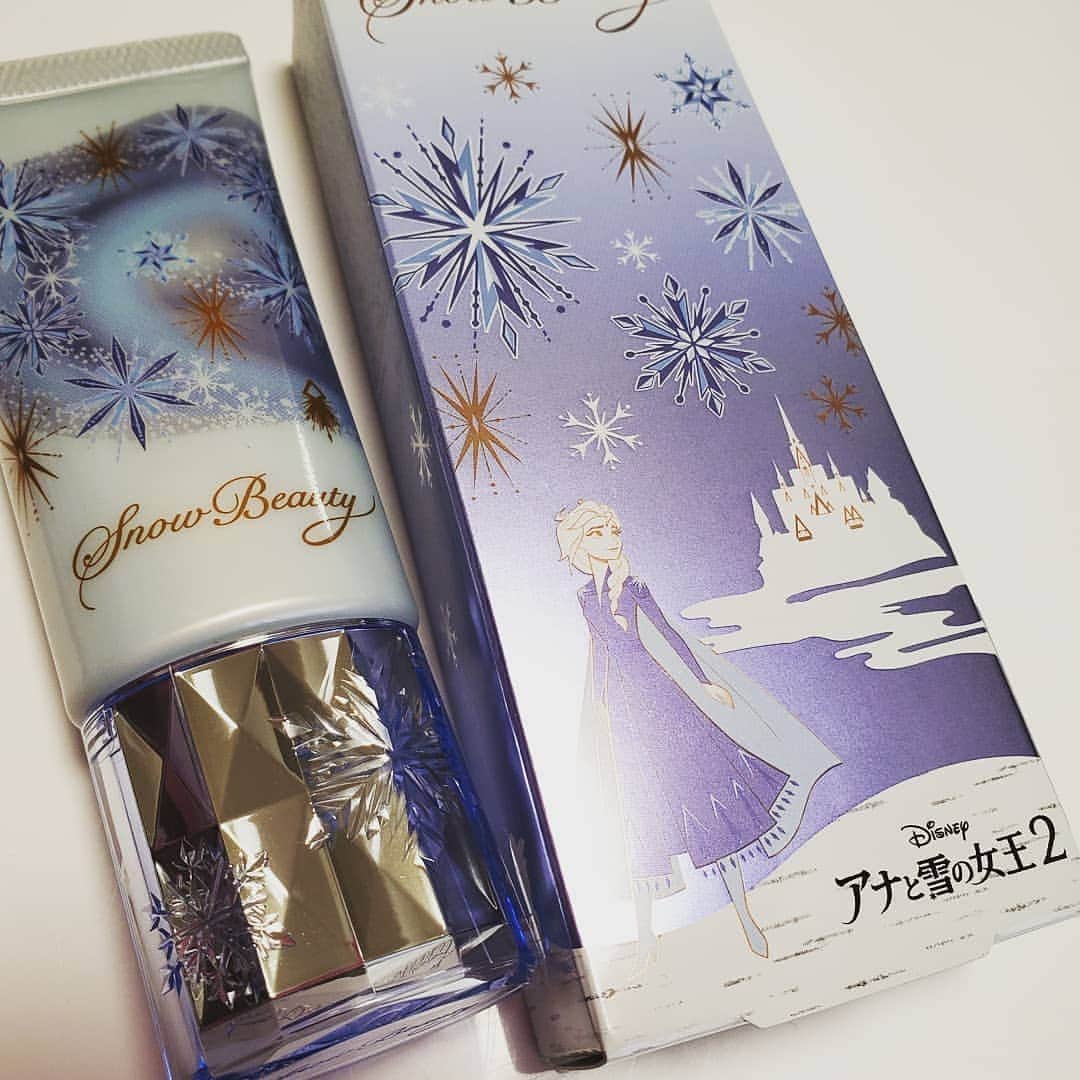 朱神宝のインスタグラム：「化粧下地の旅に出てまして。 敏感肌にいいよ！って宣伝してるものでも荒れたりしちゃうので、もう『我、直感信じるなり』感覚でこれを購入。サラサラで乾燥にも優しそうなテクスチャーでした。あとは使ってみて24時間良かったらいいなぁ。パッケージは今アナ雪の限定版！とても可愛らしい。 #スノービューティ #トーンアップエッセンス #薬用美白美容液  #化粧下地 #アナ雪」