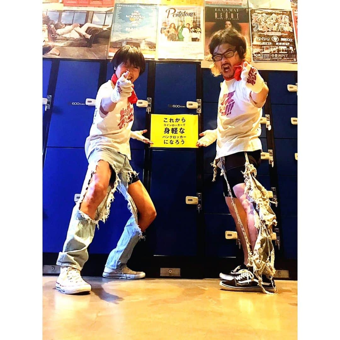 マキシマム ザ ホルモンのインスタグラム：「"これからの麺カタコッテリのTOURをしよう"SEASON2も残すところあと2本。  今日は川崎CLUB CITTA' でNAMBA69、セックスマシーン!!とのスリーマン。  久々に対バンするセックスマシーン!!のVo,Key 森田剛史(通称:モーリー)のトレードマークはビリッビリのジーパン。  実はこのジーパンは3代目。 (2代目は気に入らずに捨てたらしい…) 今回は特別にモーリーが15年以上ライブで履き続けた結果、もはやヒモみたいになってしまった初代ジーパンを持ってきてもらって、慎重に取り扱うことを条件にして、履かせてもらって新旧ジーパン揃い踏み。 モーリーコスプレで、一足お先に今年のハロウィン。  NAMBA69とセクマシ!!は初対バンということなので、Wモーリーで難波さんのとこへ襲撃(ご挨拶)。 難波章浩、未知との遭遇。  どんな化学反応が巻き起こるのか、予測不能な1日の始まり。  byダイスケはん  #これからの麺カタコッテリのTOURをしよう #マキシマムザホルモン #NAMBA69 #セックスマシーン #初代ジーパンはモーリー兄からのお下がり #現在使用してるジーパンは制作費5万円 #クラブチッタに集うパンクロッカー諸君 #今夜は自分の殻もジーパンもビリビリ破っちまいな #心も身体もジーパンもビリビリいわすぜ #皆様からビリビリを用いたダサめの言葉を募集します」