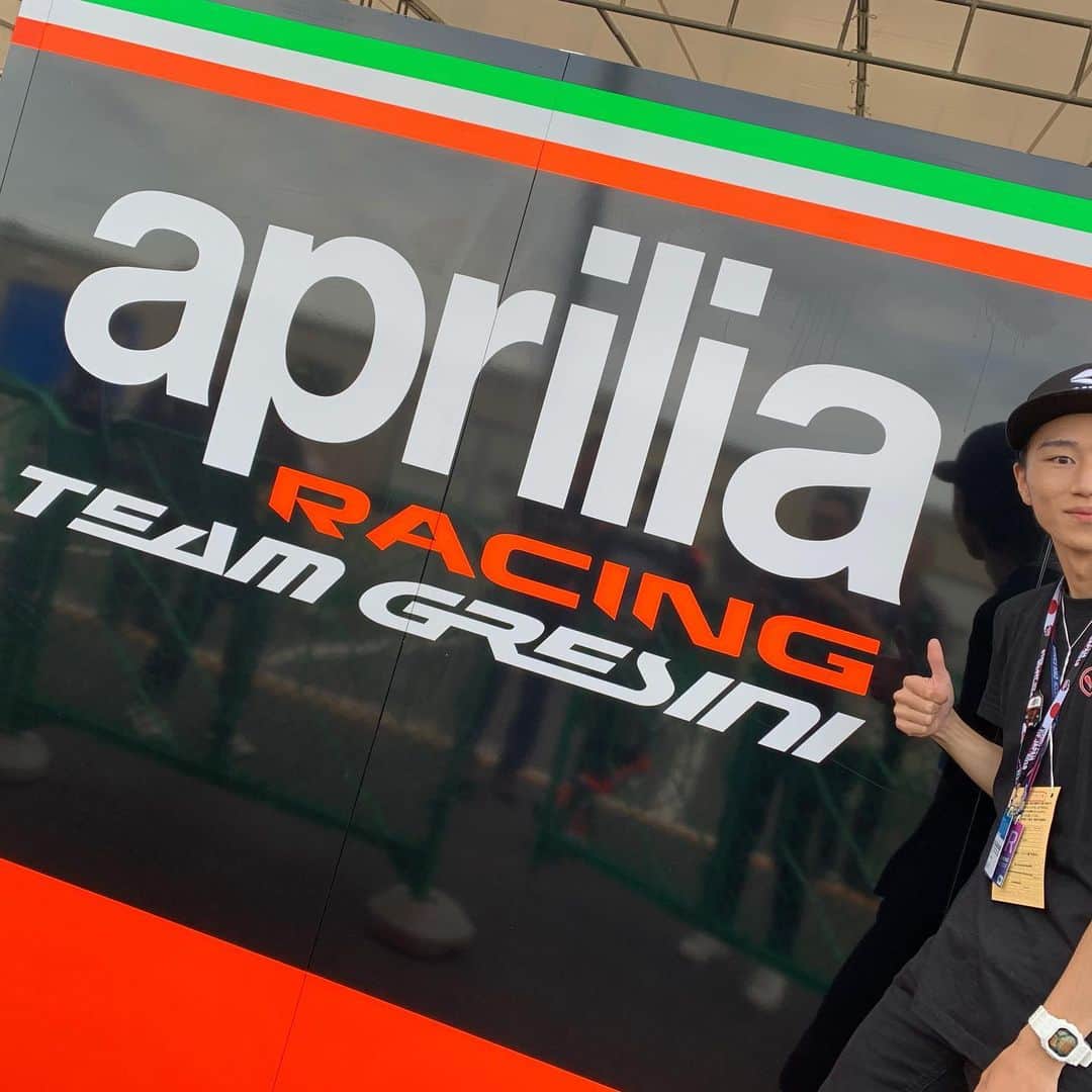みやゆうさんのインスタグラム写真 - (みやゆうInstagram)「MotoGP JapaneseGP 偶然アプリリアの知り合いの方にお会いして、決勝前のピットに入れて頂けました！ レース前の独特の空気感に、終始圧倒されていました！  Thank you aprilia! Francesco! @aprilia @apriliajapan」10月21日 17時36分 - miyau_photo