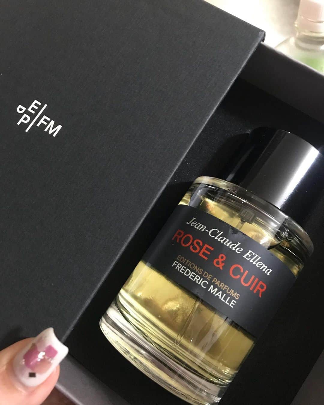 上野水香さんのインスタグラム写真 - (上野水香Instagram)「@candlewick_jp 様より、#フレデリックマル の新作、Rose et Cuir  という香水をいただきました🌹🎁 薔薇と革の香りのマリアージュがなんとも言えない深い香りを作っていて、嗅いだ瞬間に広い自然の世界を連想しました。 忘れられない香りです❣️ この１０月２５日発売のようです☺️ ラグジュアリーな席のオシャレの仕上げに是非つけていきたいです💗」10月21日 17時37分 - mizukaueno