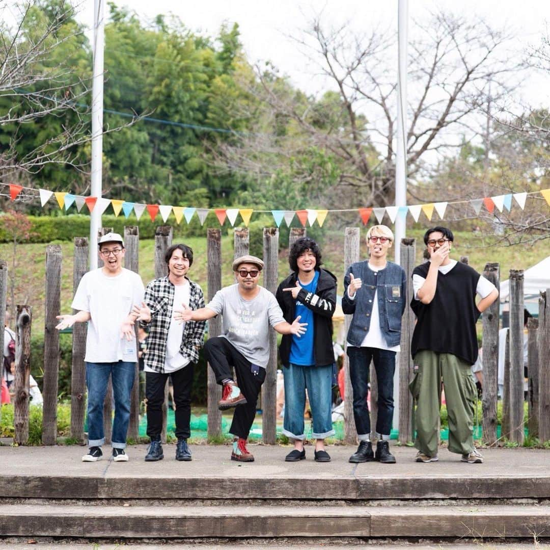 松本素生さんのインスタグラム写真 - (松本素生Instagram)「昨日は、我が地元桶川の隣町、北本市の観光大使でもあるテレフォンズの涼平に誘ってもらって14歳ぶりに北本で歌ってきた！ 規模感、そこに集まった人々、ロケーション全て最高で、本当に感動しました！ 帰りの高崎線もワイワイ楽しかった！GOINGでも出たい！ #北本秋の収穫祭2018」10月21日 17時42分 - sou_matsumoto