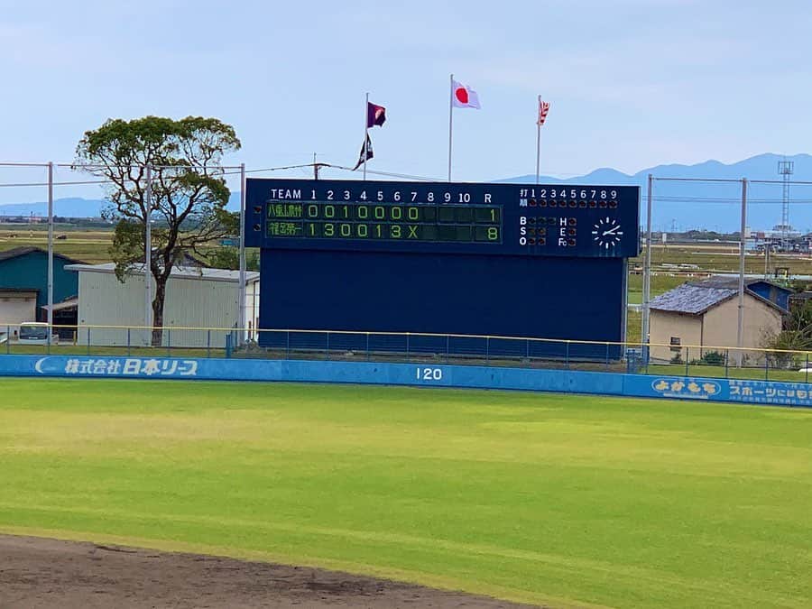 上杉あずささんのインスタグラム写真 - (上杉あずさInstagram)「. #第145回九州地区高校野球大会 #高校野球 #九州大会 @ #佐賀ブルースタジアム  10/20(日) ★第1試合 #大分商業 (大分2位)VS #大崎 (長崎2位) 大分商４－３大崎 (延長10回) . 大分商・先発の川瀬くん、直球スピード出てた👏🏻力強い球でした！安打を打たれながらも要所を締める好投！ 大崎・先発の田中くんも立ち上がりよく、試合の主導権は大商に握られながらも粘り強く投げました。 大崎は8回に2連続適時三塁打などで3点とって同点に追いつきました！恐るべき粘りでした！ しかし、大商も川瀬くんギア上げて粘る大崎打線を抑えました！最後は押し出し死球が決勝点になって大商勝利！両先発が完投！！ナイスゲームでした！！ . ★第2試合 #八重山農林 (沖縄2位)VS #福岡第一 (福岡1位) . 八重山農林１－８福岡第一 7回コールド 福岡第一は4番の岸本くんか3安打の活躍👏🏻2番手サウスポー久場くんは3回無安打無失点に2安打の活躍！！八重山農林はミスが目立ったようにも感じます。少ない人数でアルプスも一体となって元気に応援する姿は素敵でした！甲子園オジサンみたいな人も熱烈応援してました！！！ . 九州大会は本日ベスト4が出揃いました！ #明豊 #大分商業 #創成館 #鹿児島城西 が #選抜甲子園 出場へと前進！！さあどこが秋の九州チャンピオンに輝くのか！！楽しみにしております🏆 #センバツ への道 #甲子園 #明治神宮 #神宮 #秋 #九州王者 #佐賀 #kokoyakyu #baseball #championship #autumn #fall #tournament」10月21日 17時53分 - azumacks