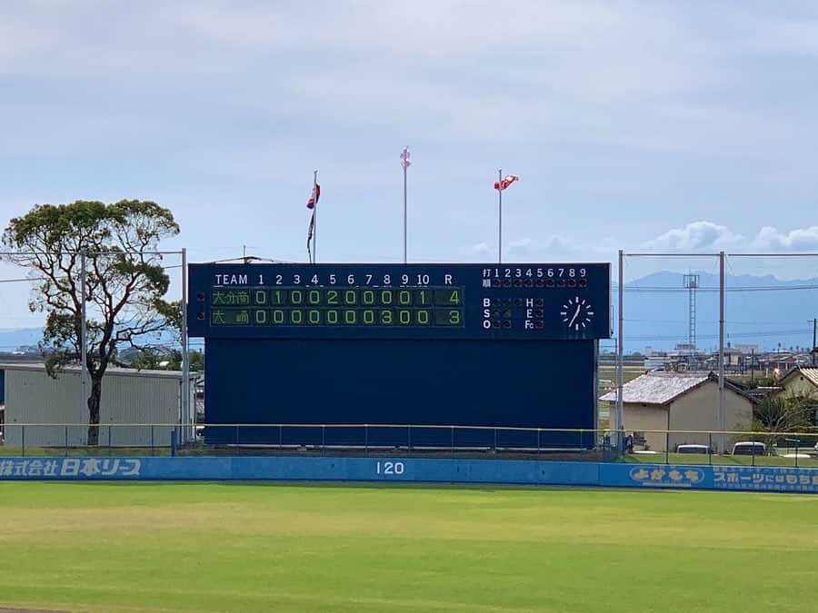 上杉あずささんのインスタグラム写真 - (上杉あずさInstagram)「. #第145回九州地区高校野球大会 #高校野球 #九州大会 @ #佐賀ブルースタジアム  10/20(日) ★第1試合 #大分商業 (大分2位)VS #大崎 (長崎2位) 大分商４－３大崎 (延長10回) . 大分商・先発の川瀬くん、直球スピード出てた👏🏻力強い球でした！安打を打たれながらも要所を締める好投！ 大崎・先発の田中くんも立ち上がりよく、試合の主導権は大商に握られながらも粘り強く投げました。 大崎は8回に2連続適時三塁打などで3点とって同点に追いつきました！恐るべき粘りでした！ しかし、大商も川瀬くんギア上げて粘る大崎打線を抑えました！最後は押し出し死球が決勝点になって大商勝利！両先発が完投！！ナイスゲームでした！！ . ★第2試合 #八重山農林 (沖縄2位)VS #福岡第一 (福岡1位) . 八重山農林１－８福岡第一 7回コールド 福岡第一は4番の岸本くんか3安打の活躍👏🏻2番手サウスポー久場くんは3回無安打無失点に2安打の活躍！！八重山農林はミスが目立ったようにも感じます。少ない人数でアルプスも一体となって元気に応援する姿は素敵でした！甲子園オジサンみたいな人も熱烈応援してました！！！ . 九州大会は本日ベスト4が出揃いました！ #明豊 #大分商業 #創成館 #鹿児島城西 が #選抜甲子園 出場へと前進！！さあどこが秋の九州チャンピオンに輝くのか！！楽しみにしております🏆 #センバツ への道 #甲子園 #明治神宮 #神宮 #秋 #九州王者 #佐賀 #kokoyakyu #baseball #championship #autumn #fall #tournament」10月21日 17時53分 - azumacks