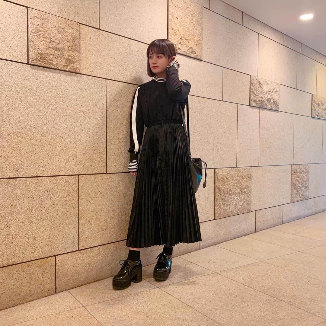 のインスタグラム：「10/19  さくら学院祭☆2019  コーデ  これ！ワンピースとしても羽織としても着られる優れもの💖 お気に入り！！ 靴→厚底 バック→水道集金バッグ 季節変わっても靴とバッグは変わりばえしない笑」