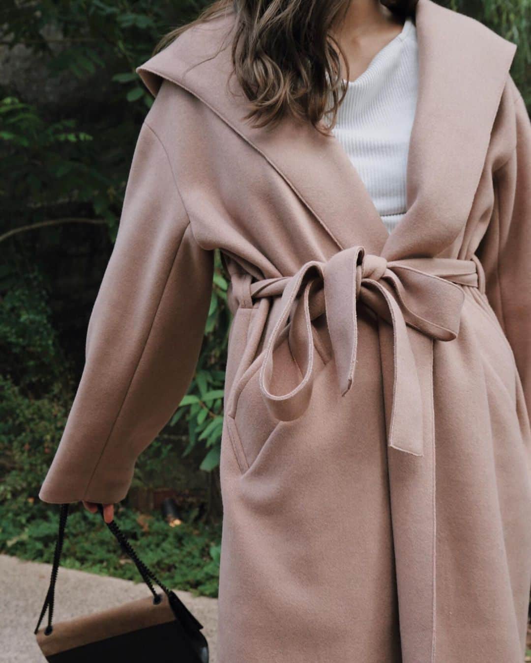 佐野真依子さんのインスタグラム写真 - (佐野真依子Instagram)「■Hooded DoubleFace Coat ¥18000 PINK 上品にもカジュアルにも 着こなせるお気に入り ロングコート♡  無駄のないシンプルなデザインに、羽織るだけでこなれてみえる絶妙な袖のフォルムにこだわりました♡ 着心地の良い、軽やかで暖かいコート♡ 大きめでくたっとしたフードがかわいいポイント♡ 後ろでリボンを結んで羽織る スタイルもオススメだよ♡ IVORY PINK BROWN の3色あります♡ @trunc88_official  #trunc88」10月21日 17時51分 - sanomaisanomai