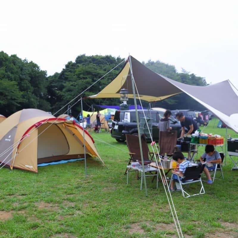 キャンプ情報サイト［ランタン］さんのインスタグラム写真 - (キャンプ情報サイト［ランタン］Instagram)「CAMP SMILE STYLE ／ 家族でのんびりアメニティドームと ウェザーマスターのタープでコーディネート ＼ いろんなキャンパーのキャンプスタイルを現地取材と一般キャンパーからの投稿で数多く掲載してます。 . . 詳しくは @lantern.camp  webサイトをご覧ください . . #camp #camping #outdoor #travel #trip #lantern_smile #nature #キャンプ #キャンプ用品 #アウトドア #テント #自然 #旅行 #キャンプ初心者  #キャンプ好きな人と繋がりたい #成田ゆめ牧場ファミリーオートキャンプ場 #スノーピーク #コールマン #アメニティードーム #ファミリーキャンプ #ファミキャン」10月21日 17時54分 - lantern.camp