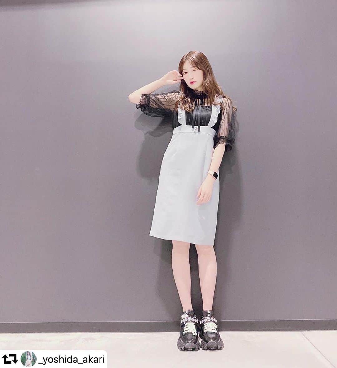 のインスタグラム：「10.21 update... Special thx💋 . . . #EATME_REPOST #repost @_yoshida_akari ・・・ #EATME 🖤🖤 関コレで着たワンピースの色違い👗 かわいいいいいいいいい . #miumiu のスニーカーも かわえええええええええ . たまにちょこっとブランド物 身に付けるとテンション上がるよね🗝」