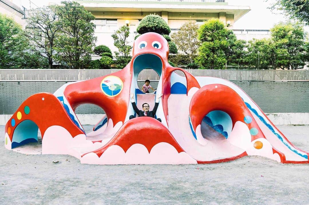 のインスタグラム：「タコから出た漢 #岩井ジョニ男 #iwaijonio #jonioIwai #ジョニスタグラム #jonistagram #イワイガワ  #浅井企画  #asaikikaku #幻の哀愁おじさん  #令和  #令和元年 #タコ公園  #公園 #park #サラリーマン #whitecollarwork #ninetofiver #東京 #tokyo #北千住 #kitasenju  #岩井眼鏡店 @iwaimeganeten  #ヴィンテージスーツ @vintage_gentry  #instagram  #instagood  #model #cool #cooljapan」
