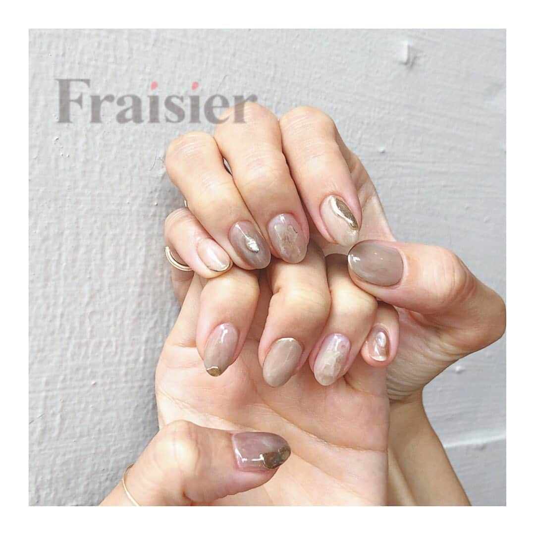 フレジエさんのインスタグラム写真 - (フレジエInstagram)「アンニュイなグレージュ🐐 #C20191021 . #fraisier_bridalnail . Cコース 初回（会員様）価格オフ込¥10400+tax 通常価格オフ別途¥13000+tax . 担当 斉藤 . . ネイルのご予約はこちらまで！ Cachette渋谷店 ☎︎03-3461-7060 . #ネイル#夏ネイル#ジェルネイル#シンプルネイル#大人ネイル#アート#ニュアンスネイル#おしゃれネイル#ブライダルネイル#プレ花嫁#ブライダル#ニュアンスアート#art#nail#gel#gelnail#bridal#bridalnail#表参道#渋谷#原宿 #yuukasaito_nail#yuukasaito1910#CachettebyAmelie#Cachette#Fraisier_nail」10月21日 17時59分 - __belle.journee__