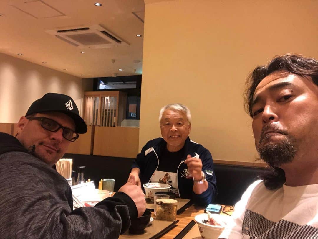 カズ・ハヤシさんのインスタグラム写真 - (カズ・ハヤシInstagram)「サニーオノオさん ゲイリーさん 来日 とりあえず 生の魚！  アメリカでの出張レスリングキャンプはsonny gary さん いないと出来なかった。 お陰でたくさんの、素晴らしい選手を見つける事が出来ました。  アメリカでの恩返しは日本で。」10月21日 9時09分 - kaz_hayashi1973