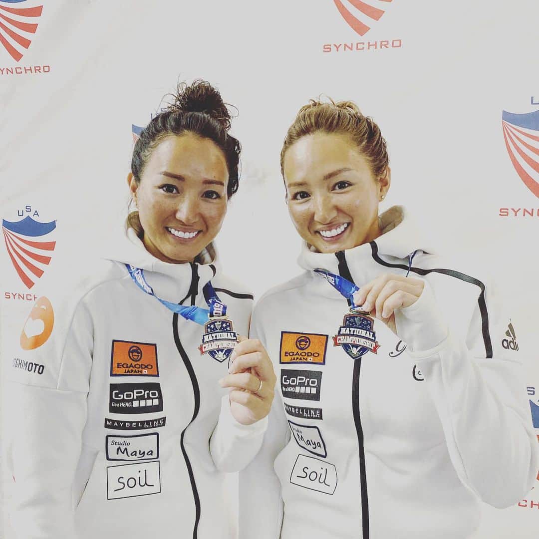 木村真野のインスタグラム：「テクニカル、フリー共に完全優勝する事ができました🇺🇸✨ 8月の世界マスターズより良い得点を出す事ができ嬉しかった😋 フリーは新しいプログラムで未完成でしたがまだまだ練習して完成度を高める🙆‍♀️ 練習に集中でき、やりたかった夢を追いかける事ができているのは応援してくれる人がいるから🇯🇵✨ 本当に心から感謝しています。  応援ありがとうございました✨✨🇺🇸🇯🇵 @egaodo.hideto.fukuda  @egaodo1234  @w.tsukada  @egaodo.suzuki  @egaodoshiba  @egaodo.maruyama.tomoo  @goprojp  @gopro  @maybelline_house  @studiomaya_kato_japan  @isurugisoil  @yoshimoto.sports  @shinji0009  #mayasaya #artisticswimming #usmasters #ussynchro #usa #tupelo #egaodo #笑顔道 #gopro #goprojp #goprotwins #maybelline #studiomaya #soil #twins #goldmedal #thankyou」