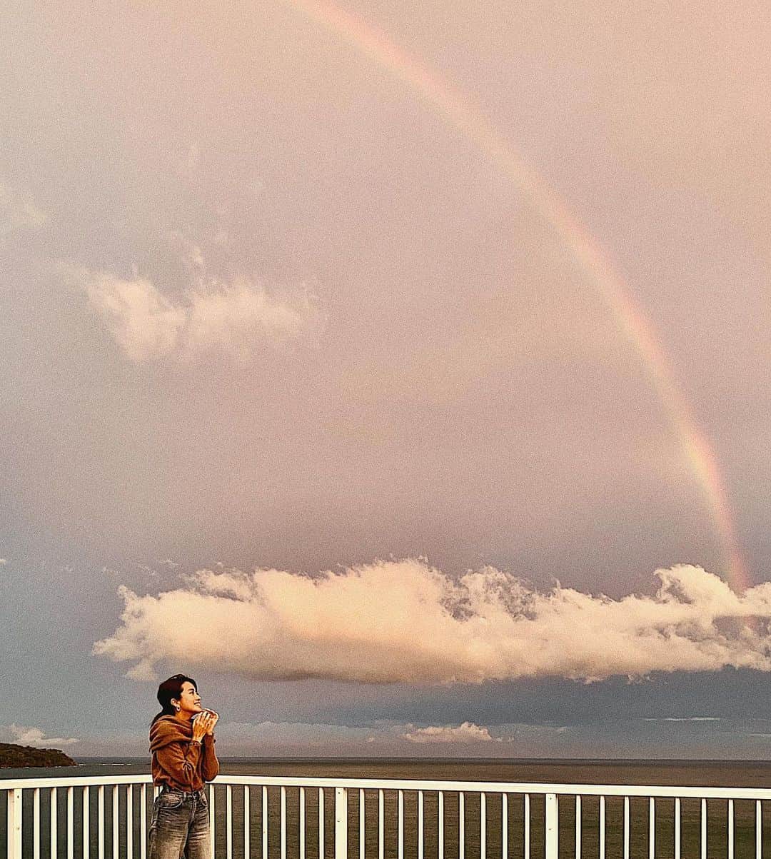 曽田茉莉江さんのインスタグラム写真 - (曽田茉莉江Instagram)「熱海でこんなにも大きな虹に出会いました🌈ここまで大きくてくっきりしてて、またうっすら二重になっている虹は初めてみました🥺ものすごく感動してしまいました♥️虹はずっとは待っててはくれないからこそ儚いですが、その分より一層特別感がありました🥺見ている間、1人でも多くの人が気付かないかなー、見て欲しいなーってずっと思いながら眺めてましたが、見れなかった方に是非４枚目の動画を…😍🌈♥️３枚目はついついやっちゃいましたwパワーチャージです🌈  #虹#にじ #🌈#感動をありがとう #日本の絶景#japan #熱海 #atami #自然 #感謝の気持ち」10月21日 9時13分 - marie_soda_