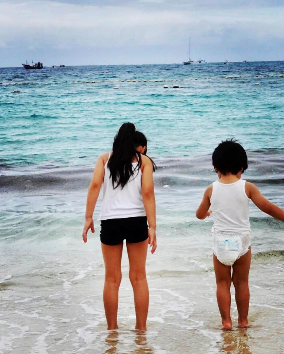 涼紫央さんのインスタグラム写真 - (涼紫央Instagram)「今年2度目の#沖縄  昨日は #古宇利島 に行ってきました  #6歳 #3歳」10月21日 9時15分 - toitoitoi