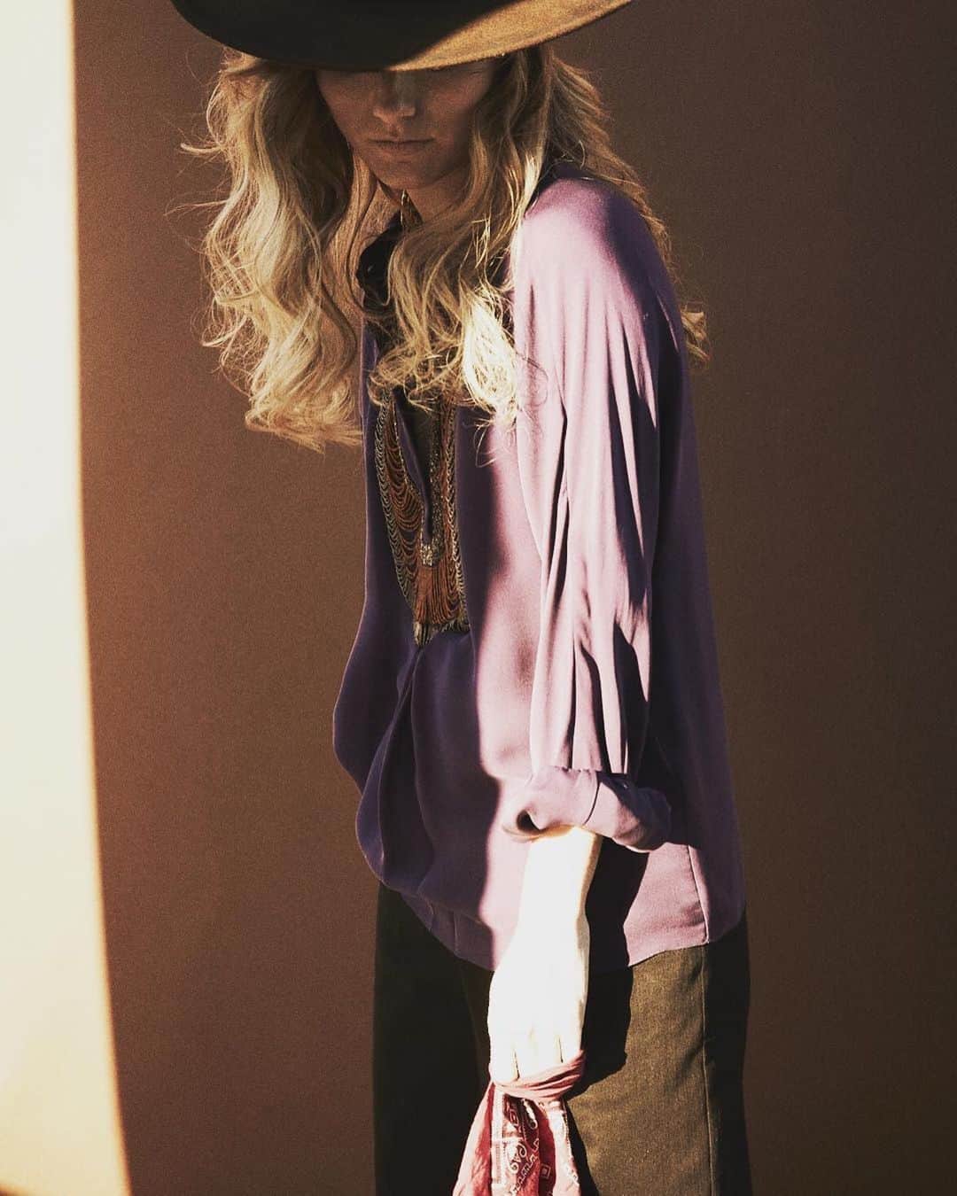 柏木作夢さんのインスタグラム写真 - (柏木作夢Instagram)「My old styling works.  I love purple on the brownie.  #artworks #fashion #fashionportrait #styling #brown #purple #bandana  #portraitphotography  #tbt #fff #mood」10月21日 9時20分 - samukashiwagi