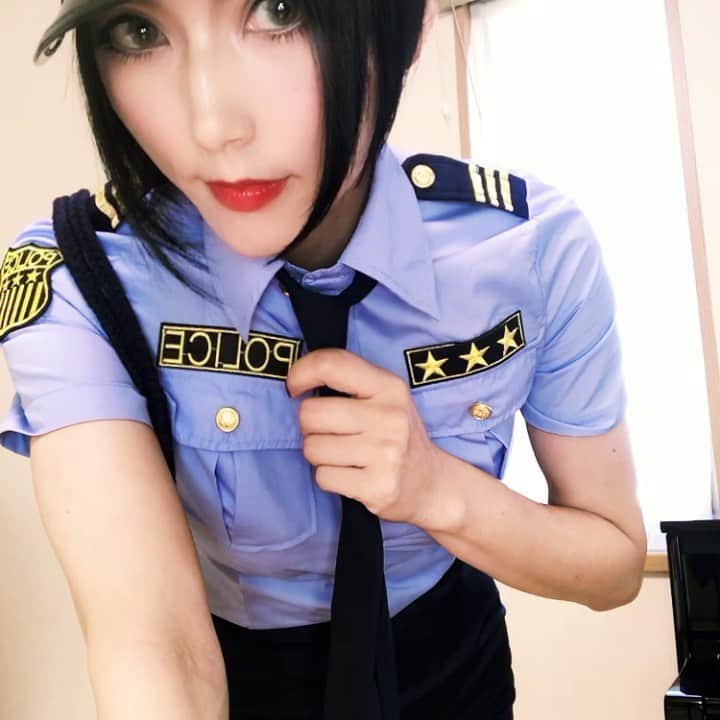 鷹村アオイのインスタグラム：「. ネクタイを緩めるだけの動画。音フェチの方もどうぞ🤩✨ASMRというのでしょうか。  ONPAMALLさん @onpamall のポリス衣装です。  #BODYLINE #ONPAMALL #ハロウィン #コスプレ」