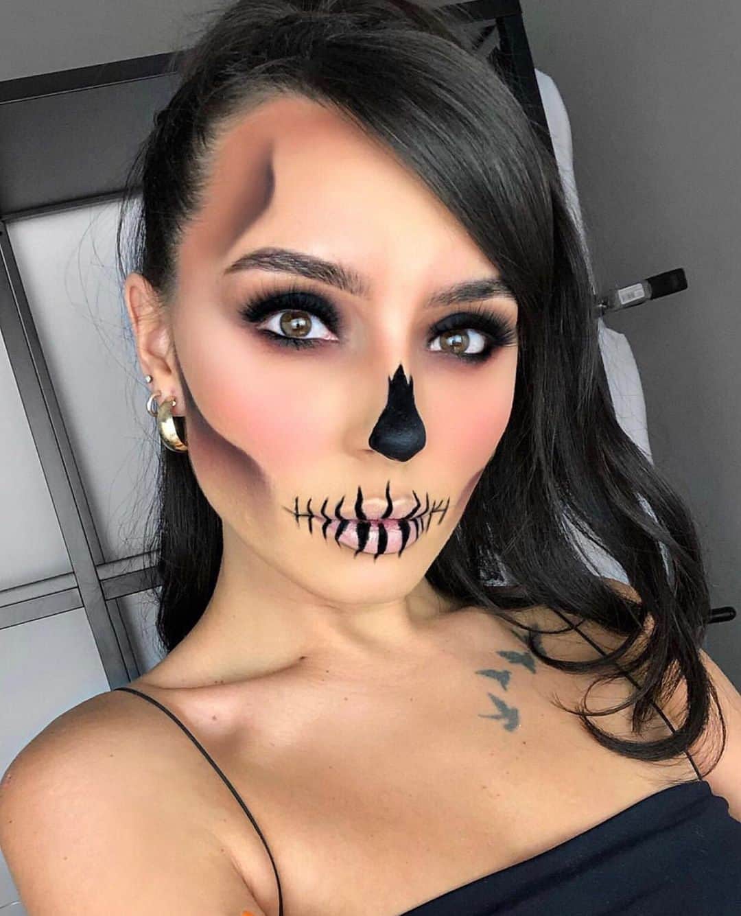 Kylie Cosmeticsさんのインスタグラム写真 - (Kylie CosmeticsInstagram)「glam skull by @jayyglamm featuring dark brown Kybrow 🖤✨」10月21日 9時21分 - kyliecosmetics