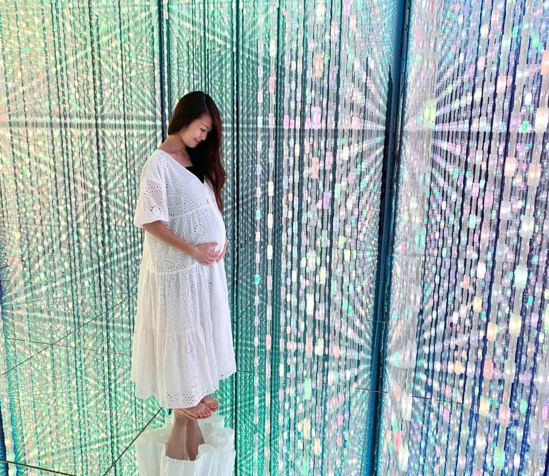 花田浩菜のインスタグラム：「早くも週末には#妊娠9ヶ月 🤰！ 体調もようやく元気になり、週末は久しぶりに家族でお出かけらしいお出かけ😊💕 . . オープン当初から行ってみたかった#チームラボプラネッツ　へ🎨 入り口で靴も靴下も脱いで入る、体験型の#デジタルアート ミュージアム✨ 思っていた以上に綺麗すぎて何時間でもいれそうだったな。。 いる間にも色が変わるキラキラの空間は何枚写真を撮っても違う雰囲気で、同じ写真が一枚もなくて。本当に幻想的すぎる。 予期せぬ幻想的な#マタニティフォト まで撮れて大満足でした❤️ . . 大人の膝まで水に浸かる空間もあるのですが、2歳になったばかりの息子は抱っこ紐があると水の空間も快適に楽しめました😊❤️ 『キラキラー😍』と眺めていたり、バルーンが飛び交う空間で『バルーン🎈！』とケラケラ爆笑してたり、ぽかーんと不思議そうに目を見開いて暗闇に浮かぶアートを見ていたり。 小さな頭でたくさんたくさん刺激を受けている様子が親目線で見れて、 大人と違って道を歩いているだけでもたくさんの刺激を受ける子供達にはたくさんのものを見せてあげたいなあと思ったお出かけでした😊👶💕 お台場の#チームラボ  にも行ってみたい😍 . . @teamlab.planets #チームラボプラネッツ #チームラボ豊洲 #pr #コラボベース #豊洲 #新豊洲 #子連れでお出かけ　#家族でお出かけ　#赤ちゃんのいる生活　#男の子ママ　#2人目妊娠中　#妊娠8ヶ月　#12月出産予定 #マタニティライフ #女の子ママ予定 #l4l #happy #happydays」