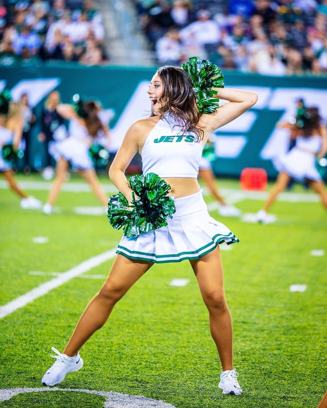 のインスタグラム：「24 hours until game time! Who’s ready for some Monday Night Football?! ✨🏈」