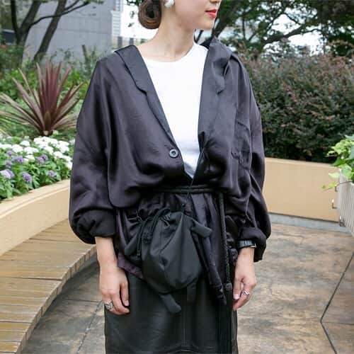 ハグマグ編集部さんのインスタグラム写真 - (ハグマグ編集部Instagram)「【HugMug #SNAP】 横川このみさん＆笑真くん・0歳 . サテン調のジャケットと、レザースカートの重ねワザが秀逸。同じブラックでも素材に変化をつけて深みのあるコーデに。 . ［mama］ Jacket：#古着 T-shirt：#AURALEE Skirt：#古着 Pants：#Hemmingshop Bag：#roomboypony Boots：#maisonmargiela . ［kids］ All in one：#御洒落本舗 Cap：#一十一十 Socks：#無印良品 . . 詳しいコーディネートは、プロフィールから「mercidays by HugMug」をCHECK！ . #親子スナップ #hugmug#ハグマグ #親子雑誌 #ママ雑誌#mamacofashionsnap #ママファッション #ママコーデ #ママコーディネート #親子コーデ #おやこーで #リンクコーデ #親子リンクコーデ #大人カジュアル #kidsfashion #キッズコーデ #ブラックコーデ」10月21日 9時41分 - hugmug_insta