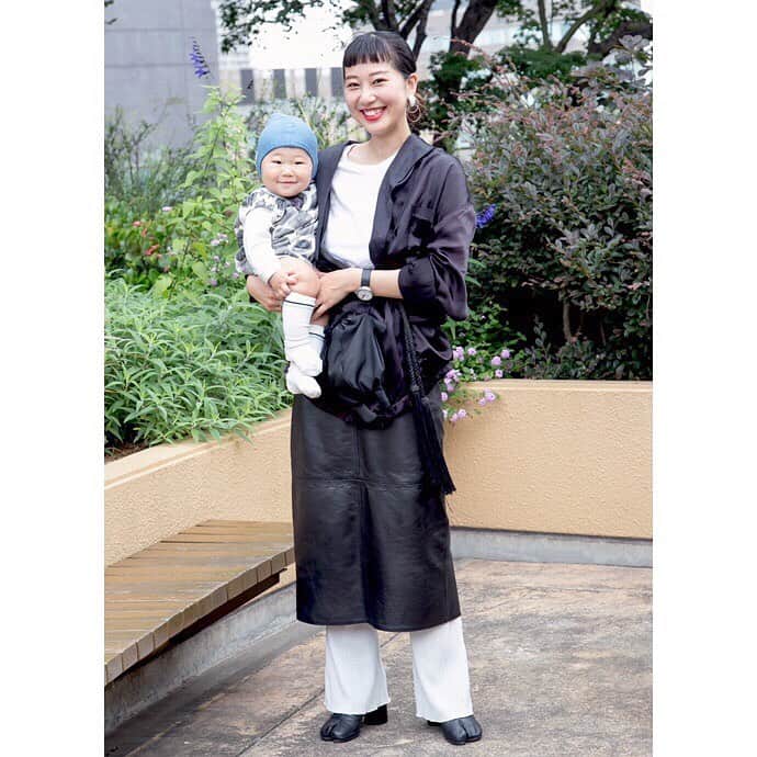 ハグマグ編集部さんのインスタグラム写真 - (ハグマグ編集部Instagram)「【HugMug #SNAP】 横川このみさん＆笑真くん・0歳 . サテン調のジャケットと、レザースカートの重ねワザが秀逸。同じブラックでも素材に変化をつけて深みのあるコーデに。 . ［mama］ Jacket：#古着 T-shirt：#AURALEE Skirt：#古着 Pants：#Hemmingshop Bag：#roomboypony Boots：#maisonmargiela . ［kids］ All in one：#御洒落本舗 Cap：#一十一十 Socks：#無印良品 . . 詳しいコーディネートは、プロフィールから「mercidays by HugMug」をCHECK！ . #親子スナップ #hugmug#ハグマグ #親子雑誌 #ママ雑誌#mamacofashionsnap #ママファッション #ママコーデ #ママコーディネート #親子コーデ #おやこーで #リンクコーデ #親子リンクコーデ #大人カジュアル #kidsfashion #キッズコーデ #ブラックコーデ」10月21日 9時41分 - hugmug_insta