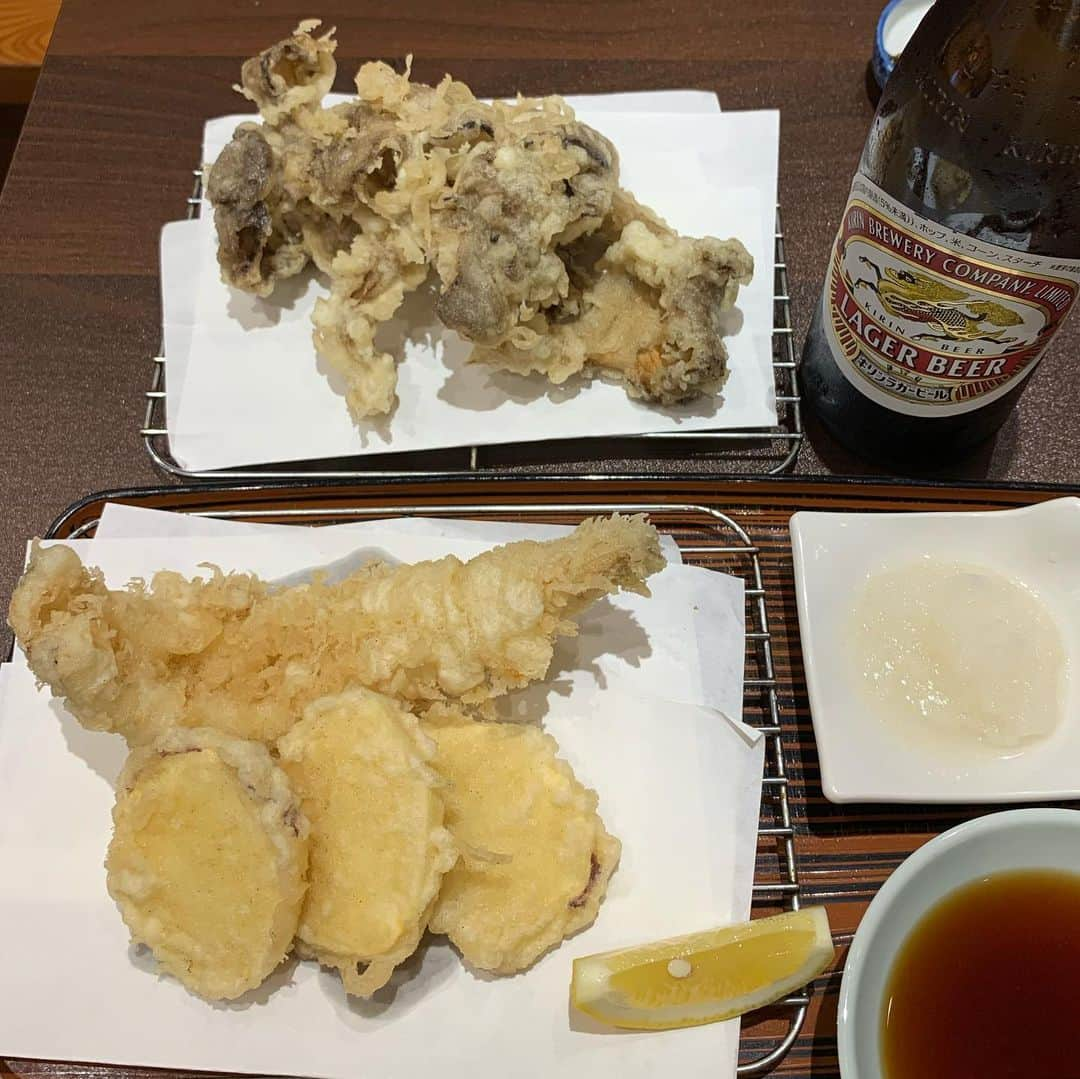 くろさんのインスタグラム写真 - (くろInstagram)「平日休みを堪能🍺 朝からビール🍺 朝から天ぷら🍤 9時頃到着したら3名待ち 20分弱待ちで、食べ終わって出てきたら大行列でしたw #天ぷら天房 #豊洲市場 #築地から移転 #豊洲市場青果部 #朝からビール #朝ビ #市場めし #市場ごはん #豊洲ごはん」10月21日 10時09分 - m6bmw