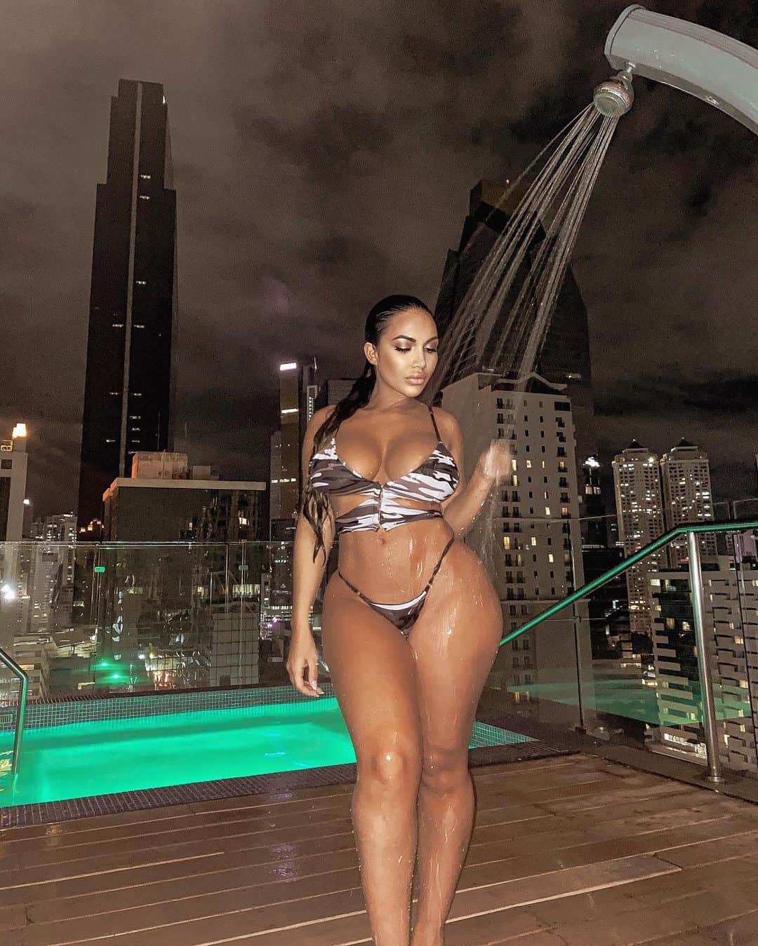 のインスタグラム：「Swimsuit @fashionnova AD ...Night swim 👙」