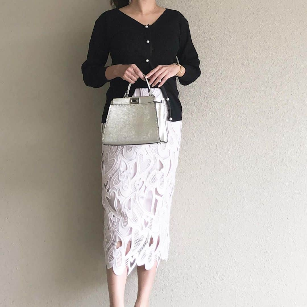 saaaay_kさんのインスタグラム写真 - (saaaay_kInstagram)「2019.10.20 coordinate♡ たまには甘々なスタイルでディナーデートでも🥂 ・ ・ パールボタンのカーディガンに ピンクのレースのスカートはハート柄です♡ ・ ・ cardigan/ @stylebar.jp #stylebar#stylebarstyle skirt/ @celford_official  pumps/ @charleskeith_jp」10月21日 10時04分 - saaaay_k