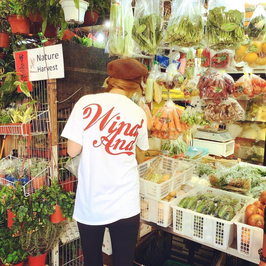 小林明実さんのインスタグラム写真 - (小林明実Instagram)「大好きな市場 Tiong Bahru Market✨ 野菜もチキンも魚介も 美味しい！ 絶対に買っている飲み物が 豆乳と黒ゼリー💖 1ドル✨ ミニトマトが甘くて好き✨ * * #お気に入りtシャツを着て #TiongBahruMarket #市場 #singapore #豆乳」10月21日 10時19分 - akemi.1177