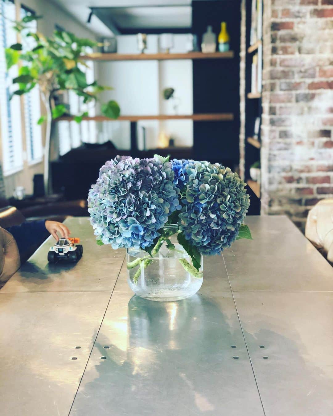 神崎恵さんのインスタグラム写真 - (神崎恵Instagram)「昨日は1日ロケでした。 その撮影で、大好きなひとからもらったお花💠💠💠 月曜の朝、このお花に元気をもらってスタート。 実は、今までずっとお断りをしていたお仕事に今挑戦をしています。 正直不安も少しある。でも、決めたことを信じて😌 新しい週の始まり。 いってらっしゃい✨ いってきます！」10月21日 10時23分 - megumi_kanzaki