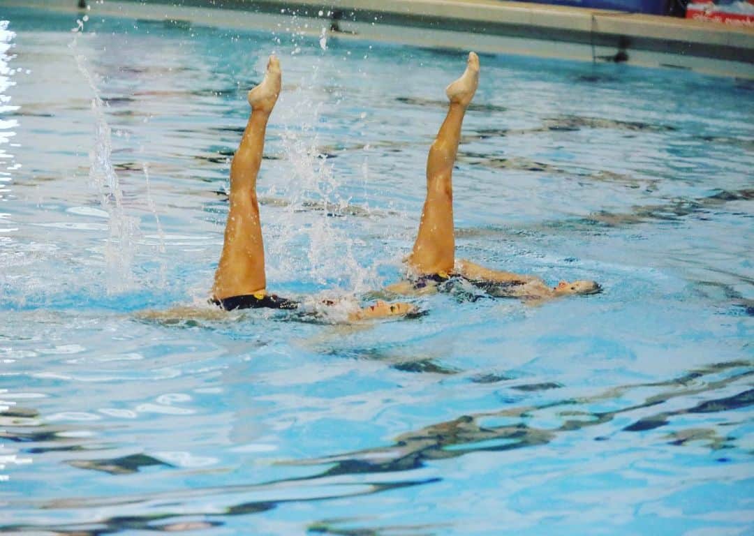 木村真野のインスタグラム：「足首が痛くて長い間、笑顔道で治療していました🦶でんき、矯正、ほぐしを何度も何度も治療してもらい試合時には完治してました(^^) つま先伸ばしも頑張り最低限のつま先で試合に出れました。 選手生活の中で笑顔道の先生はプロだなーと身をもって実感。 プロフェッショナルってかっこいい！ プロフェッショナル→笑顔道  @egaodo.hideto.fukuda  @egaodo.suzuki  @egaodo1234  @egaodoshiba  @egaodo.inoue.entire  @egaodo_12shogo.higa25  @egaodo.onooka  @egaodo.yuuka  @egaodo_koyuchan_gram  @w.tsukada  @egaodo.trainer.team  @egaodo.noborito  @tyr_japan  @tyrsport」