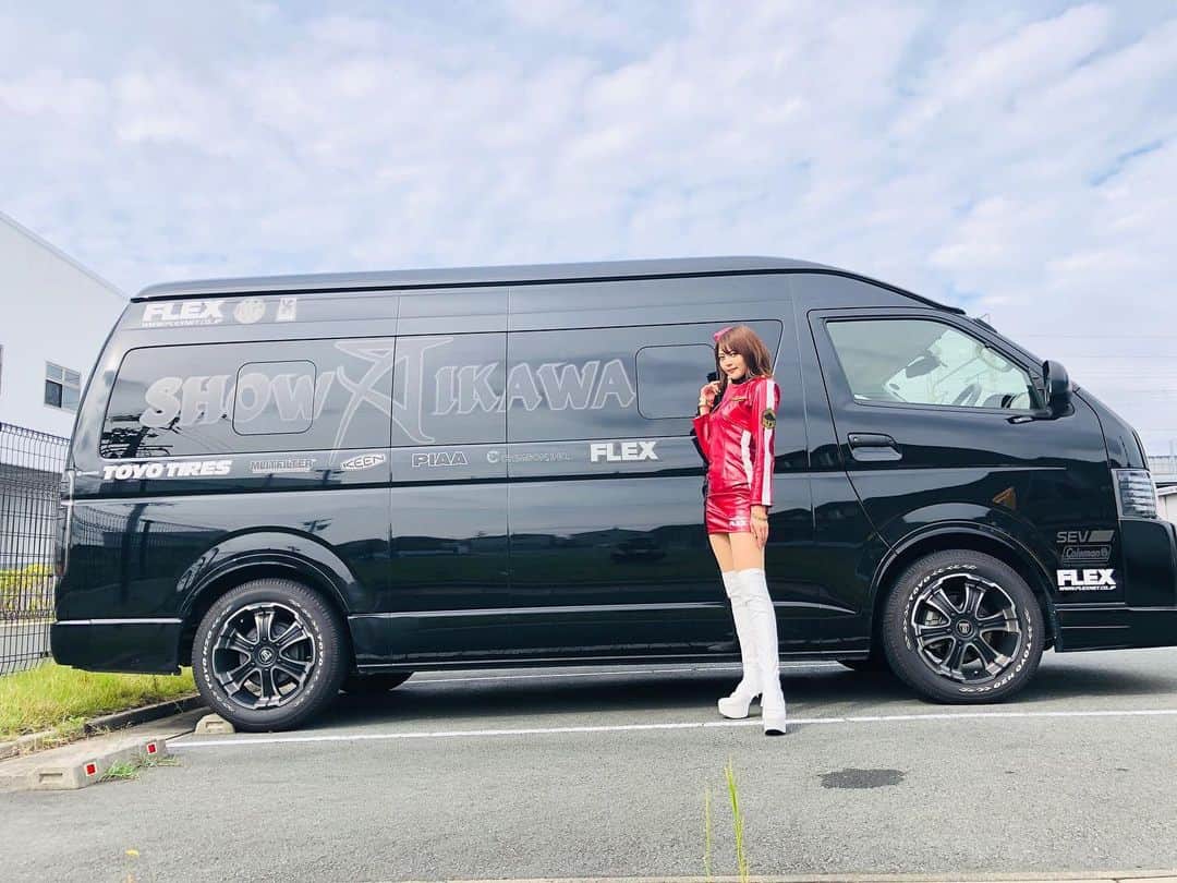 比良祐里のインスタグラム：「あなたは赤派？❤️青派？💙 . . 哀川翔さん専用スペシャルハイエースと共に📸💓 . #FLEX #FLEXGIRL #哀川翔」