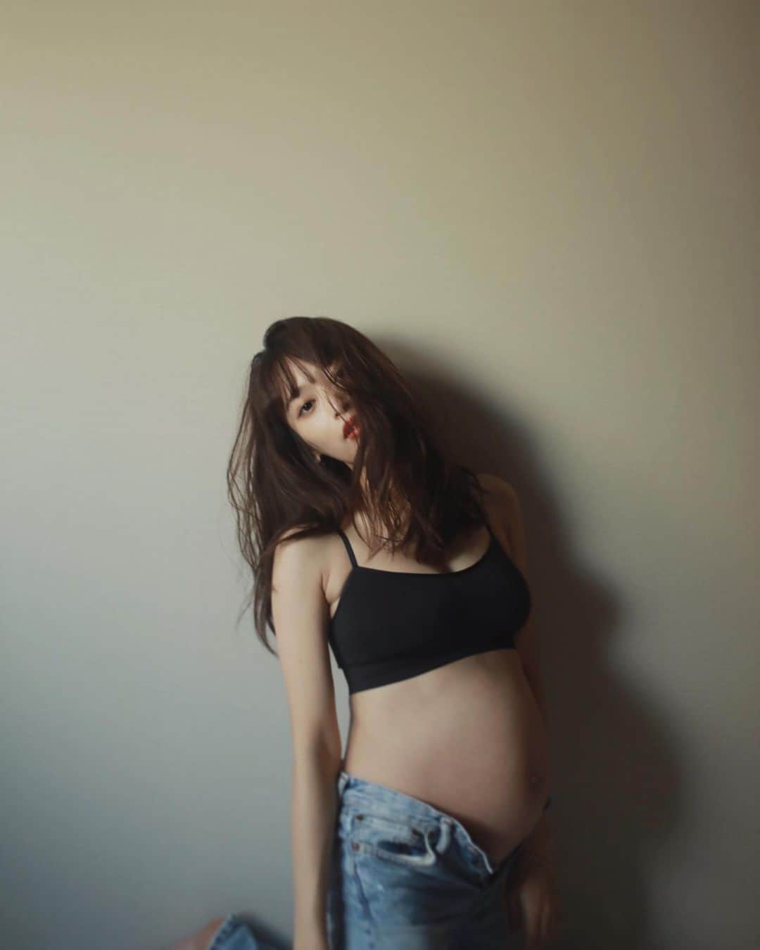 近藤千尋のインスタグラム：「今回は前回叶わなかった マタニティフォトを 昔からの親友に @choppachopper  撮ってもらいました👶✨ 十愛の時は切迫早産で撮れず… 念願の、、📸感謝です💓  本当に悪阻など 何もかもが1人目と2人目は 真逆だった妊娠生活🤰でした！ 同じ性別でもここまで違うんだなぁと…  残りのマタニティライフは ゆーっくり過ごしたいと思います👶  #妊娠10ヶ月 #第二子妊娠中」