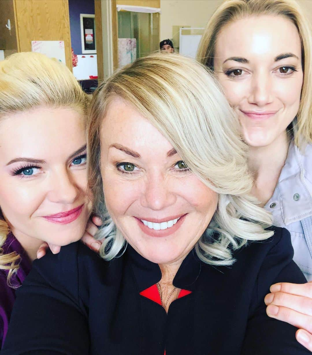 エリシャ・カスバートさんのインスタグラム写真 - (エリシャ・カスバートInstagram)「I’m so excited for Canada to see what @jannarden and I have been working on! It’s been an absolute treat to film in my hometown #calgary and be a small part in this amazing cast on @janncreators #2020 LIZ is arriving! 😜」10月21日 11時11分 - elishaphaneuf