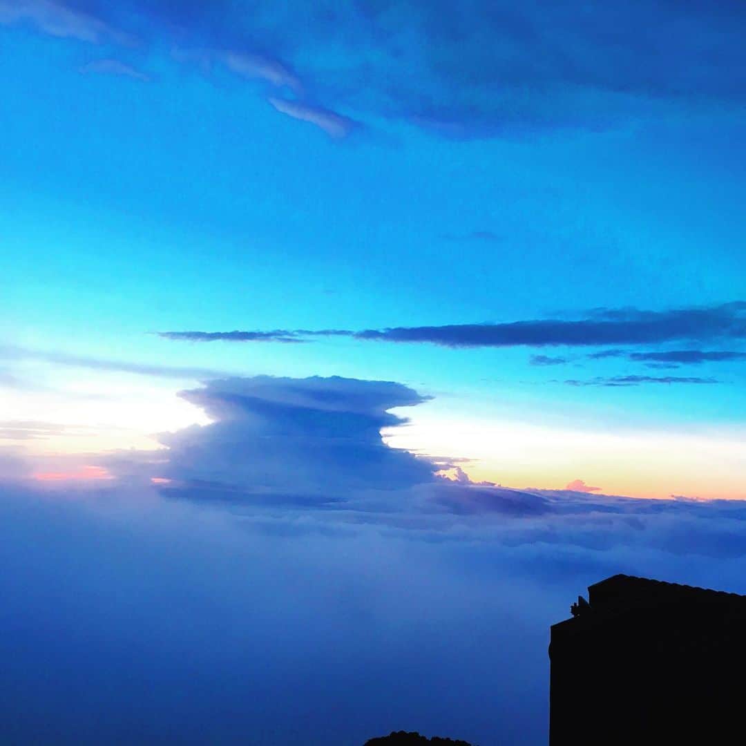 千紘れいかのインスタグラム：「8月に行った、富士山のてっぺんの空。 いまだに達成感がジワジワ残る。生きるガッツがほしい人は登山オススメ。💪🏻✨ 雲の中にUFOいそう🛸  #空 #雲 #地球 #富士山頂上 #いい経験  #チャレンジャー  #楽しむ #HANEDA #TIAT9th  #登山 #ガッツ」