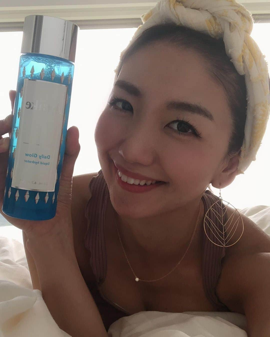 西畑亜美さんのインスタグラム写真 - (西畑亜美Instagram)「@awakeskin_jp 「肌に直接つけるものだからこそ、配合成分には妥協したくない」 「地球環境を守るために、できることからはじめたい」 そんな思いとナチュラルにリンクする#Awake  肌が本来持っている力を目覚めさせてくれて「今日もいい感じ」と思える毎日が一日を笑顔にしてくれる。 ハッピーの連鎖を、今、ここから。 ・ 何かを加えていくのではなく、手放していく。 ヘルシースキンを手に入れるために･:*+ NY生まれのビーガンブランド @awakeskin_jp ・ ◇化粧水... つけ心地はもっちりと乾燥しがちなこれからの季節にとってもおススメ。 敏感肌の私にもピッタリでした。 現在クレンジングと合わせて使用しています♡ ◇クレンジング...えっ？あったかい！？お顔を優しく包み込んでくれる使用感。 ダブルクレンジング不使用で柔らかなお肌に仕上げてくれます。 化粧水と合わせて使用を続けていくと、きめ細かくお肌がワントーン明るくなってきた気がします✨ ・ カラフルなパッケージがとってもCUTEで、お部屋に並べるだけでもテンション上がります☺️ 是非check してみてくださいね☟ @awakeskin_jp  #awake#スキンケア#敏感肌#ナチュラル#ヘルシー#スキンケア紹介#肌荒れケア#ナチュラルブランド#自然派#化粧水#クレンジング#ナチュラル由来#海#自然#nature#nature#healthy#NYブランド#アウェイク#awakevegan#awakeskin#ヘルシースキン#本気で生きる私#美容#乾燥肌#美肌#保湿ケア」10月21日 11時07分 - amii0106