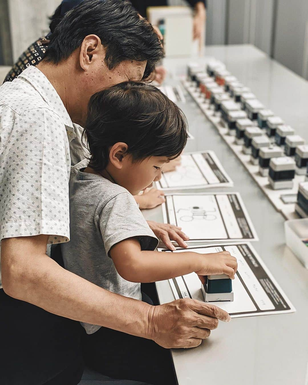 Icumi Oohamaさんのインスタグラム写真 - (Icumi OohamaInstagram)「insect. . 「虫展」にKateと父と母と☺︎. 子供向け気分で行ったら、アート色が強くて大人もとっても楽しめました♪. . 万華鏡やスクリーンmovieや自分で虫の名前作ったり. ハンコぬりえをしたりともちろんKateも楽しめましたよ❤︎. そのあとは恒例のミッドタウン公園でひと遊び♪♪. . 8枚目の写真撮るときに気付いたっ！！. もう18kgの子供を腕だけで持ち上げるのムリ。。。><. 抱っこやおんぶもしてあげたいけど限界な重さになっちゃったんだなぁ〜><. さみしいけど出来ないんだよって説得していかなきゃだ！ . #虫展 #roppongi #midtown #2121designsight」10月21日 11時07分 - icumi___