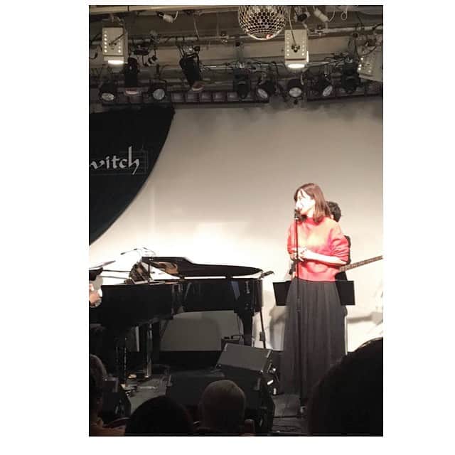 前田ゆかのインスタグラム：「週末にはじめてのライブが無事に終わりました。  この日は目まぐるしく緊張で胸がいっぱい！ 出演者のみなさん自ら新しいチャレンジをえらびそれを楽しみながら前進するひたむきな姿が印象的でした。  リハーサル中はみなさんの歌を聞くことによって新しい歌を知り、表現や個性を見ることで参考になったり、弾き語りに感動したりそれが楽しくて緊張感の中にもお話することで解れる瞬間 もありました。  本番は忙しい中駆けつけてくださった 祐美さん、カンナさん、正子さん、 摩紀さんの温かい応援が大きく✨😭お客様の聴いてくださるその温度感が伝わってきて歌うことができました。 ありがとうございました！  緊張も大きかったけど、 本番がいちばん楽しかった☺️ いつかやりたいを今やるに変えてよかった貴重な経験。 わざわざお越しくださり 本当にありがとうございました😊  いまは終わってホッとしています😌  #ボイトレ #初ライブ #新しいこと」