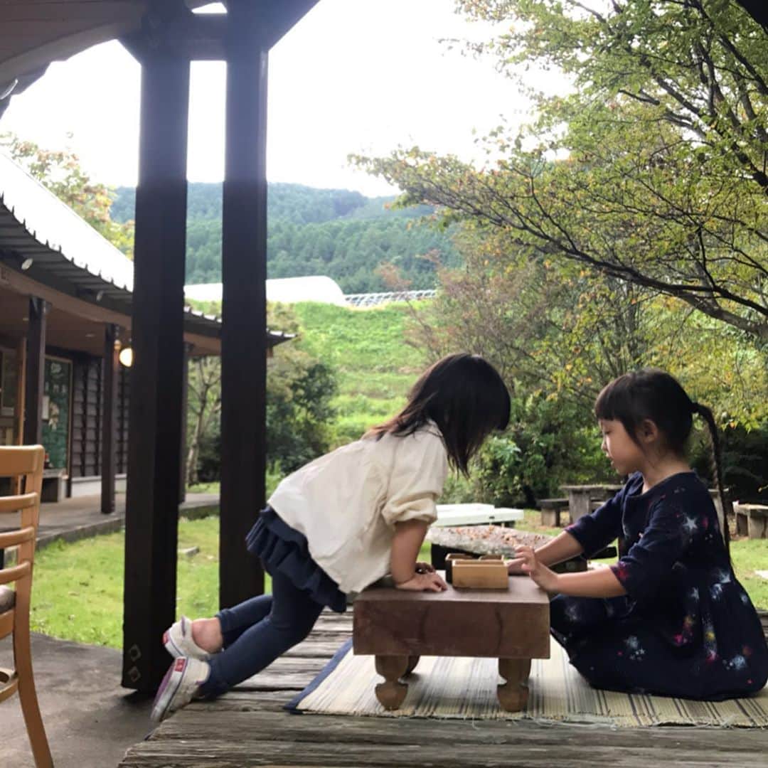 秋本ゆかりさんのインスタグラム写真 - (秋本ゆかりInstagram)「取材で何度もお世話になっている、熊本県益城町のお茶の富澤。に行けた🤩 念願のだご汁とだごティー❣️ゴロゴロと大きな根菜たちに茶だご…あぁ、ほっこり。沁みたなぁ。。 だごティーもやっぱり美味しい😌 .  そしてこちら(写真4枚目から)も取材でお世話になった西原村にある落花生とうふの楽や(がくや)にも行けた☺️ 益城や西原の景色に癒され、金木犀の香りに秋を感じた1日でした✨ .  #益城町#西原村 #お茶の富澤#グリーンティーラボ#やっぱり好きだー #楽や#楽やは11月から冬季休業に入ります#落花生とうふは#萌の里でどうぞ #ご縁に感謝#素敵な時間」10月21日 11時20分 - akimoto_yukari