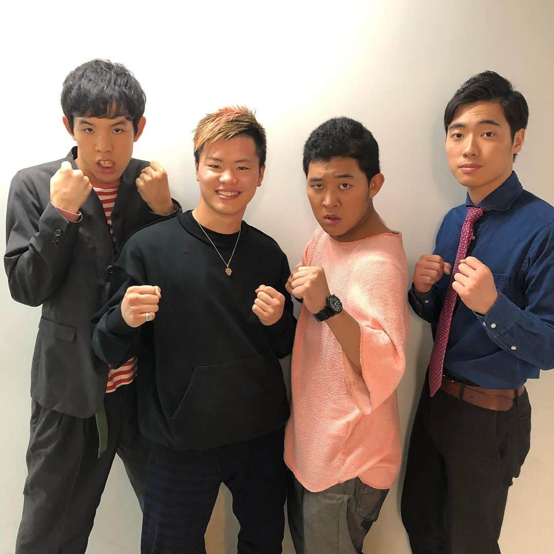 那須川天心さんのインスタグラム写真 - (那須川天心Instagram)「10/24（木）22:00～放送の YTV「ダウンタウンDX」にスタジオゲストとして出演します！ 今回は「ニュースターの知られざる生態SP」ということで ニュースター格闘家代表として参戦してきました😆✌️ スタジオでは僕の大切な"あのアイテム"を攻撃されて 試合モードに入っちゃうシーンも…！？ すごく面白い収録でした🤣 是非、皆さんもチェックしてください✌️ 写真は四千頭身のみなさんと😊  https://www.ytv.co.jp/dtdx/ #ダウンタウンDX #四千頭身 #楽しかった #みんな見てね」10月21日 11時12分 - tenshin.nasukawa