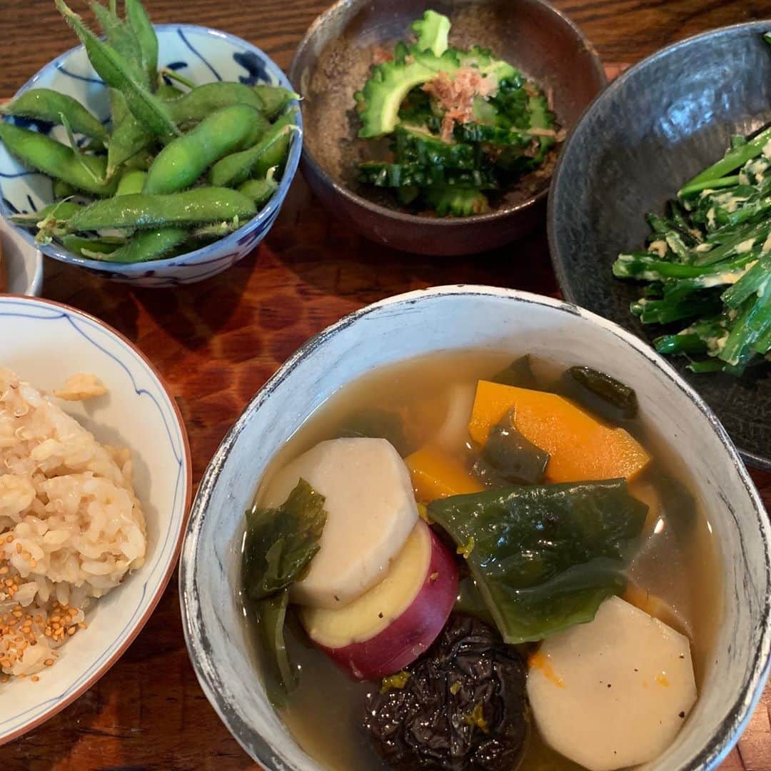 松田美由紀さんのインスタグラム写真 - (松田美由紀Instagram)「今日の手作りお昼ご飯。 最近は、キチンと毎日手作りしてます。 やっぱ自分で作ったご飯が、簡単で一番美味しい！野菜スープもめちゃ美味しい！ 生姜をガリにしたり、お代わり玄米は枝豆ご飯。 デザートは焼き芋。あま〜！ #自然食」10月21日 11時26分 - matsudamiyuki