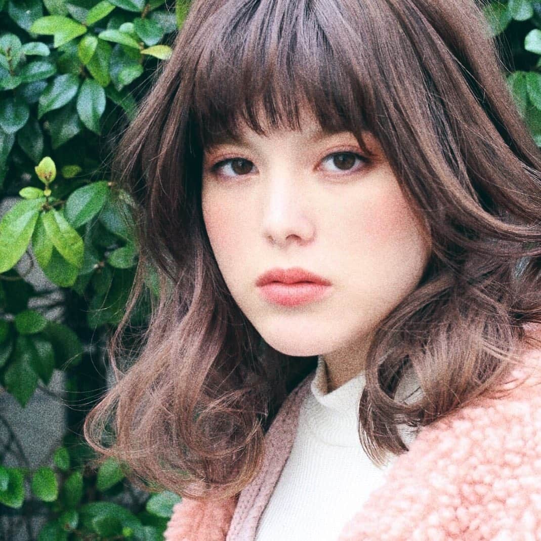 渡部幸也のインスタグラム：「秋冬は重めなスタイルも増えてきています✨ 秋冬はカラーリングも暗めにされる方も増えてきますが、ヘアスタイルは重めで、その代わりカラーリングは明るめにすれば、全体的な思い印象のバランスとれて可愛いです🙆‍♂️ 本日もご予約、本当にありがとうございます😊 明日はサロン定休日いただいてますので、また23日の水曜日からのご予約、お待ちしています🙇 よろしくお願いします✂︎ ワタベ  #ヘアスタイル #ヘア #髪型 #ヘアカタログ #ヘアセット #パーマ #カラー #hair #恵比寿美容院 #代官山美容室 #代官山美容院 #美容学生 #中目黒美容師 #代官山美容師 #恵比寿美容師 #中目黒美容室 #中目黒美容院 #恵比寿美容室 #サロンモデル #中目黒ランチ #恵比寿ランチ #hpb_hair #中目黒 #代官山 #恵比寿 #渋谷 #ar_magazine #murua #emoda #americanvintage」