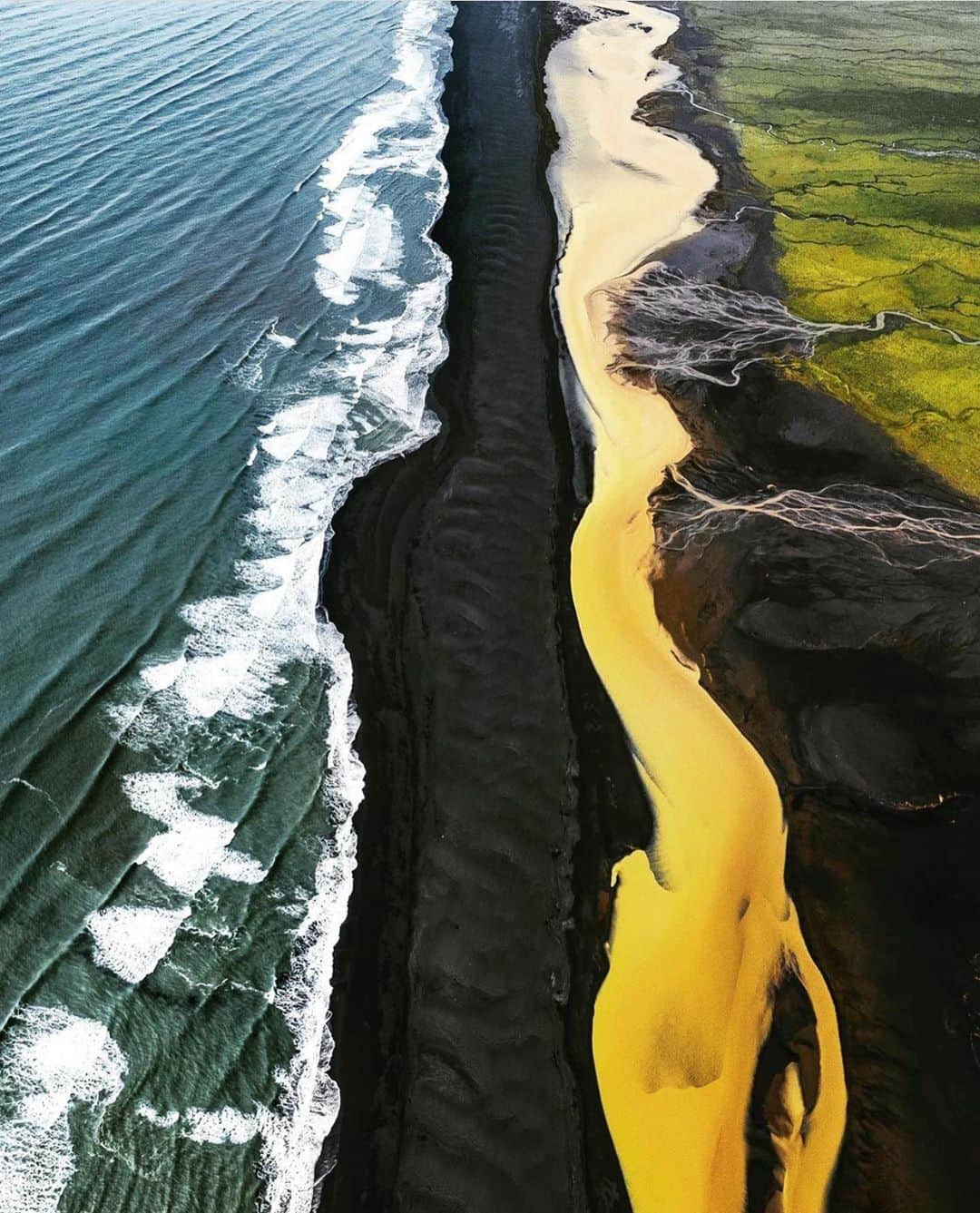 Wonderful Placesさんのインスタグラム写真 - (Wonderful PlacesInstagram)「The amazing landscape of Iceland ✨💛💛💛✨ . Picture by ✨✨@sebastianmzh✨✨ #wonderful_places for a feature 💛」10月21日 11時42分 - wonderful_places