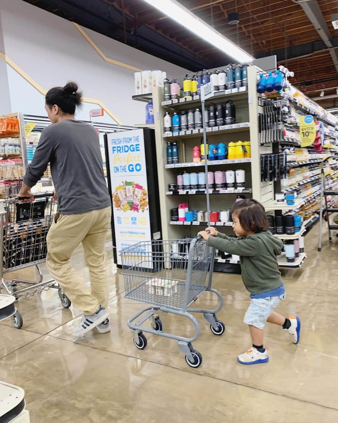 高木りなのインスタグラム：「🛒🦍🛒🐒✨ #FatherandSon #shooping #wholefoods  #남자들은뭘사나 #남자끼리장보기 #男同士の買い物 #何買うのかな」
