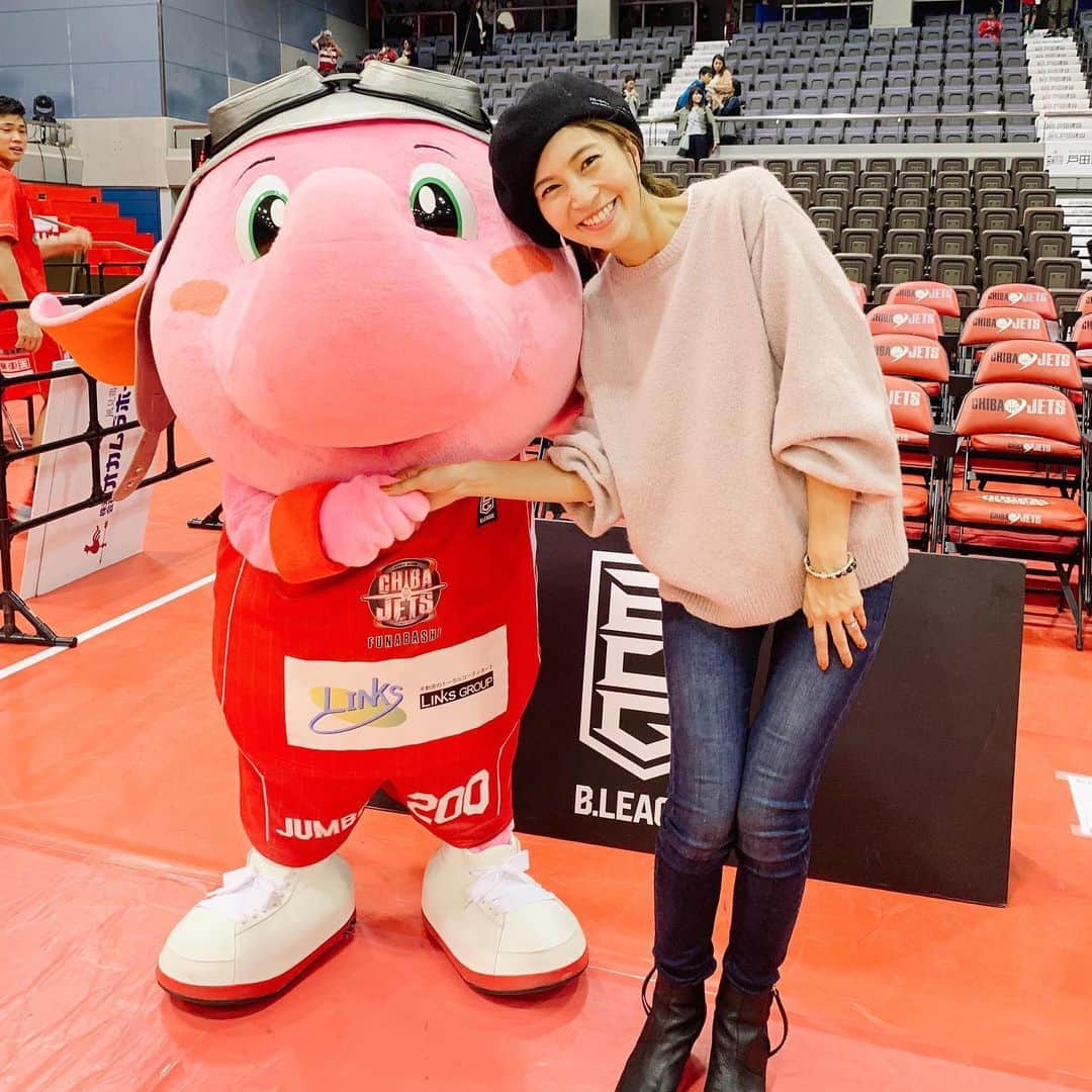 安田美沙子さんのインスタグラム写真 - (安田美沙子Instagram)「家族でバスケ⛹️‍♀️🏀デー✨ 千葉ジェッツvs川崎ブレイブサンダースの試合を見に行きました✨ 最初から飛ばす、中々激しい試合に熱くなりました！！息子は、ジャンボくん、西村選手の熱いファン❤️西村選手がシュートを打つと、行けー！と応援してました✨ハーフタイムの一輪車ショーに、夫婦で感動してうるっと来た。船橋アリーナの盛り上がりは、やはり格別です😊⭐️ つな八でお子様セットにご満悦📸 家族でバスケ、日課になってきました😊🌈✨ . . . #basketball #bleague  #船橋アリーナ #family #jumbo #instagood  #sposts #千葉ジェッツ #川崎ブレイブサンダース #drisvannoten #uniqlo #acne @reedit_official」10月21日 11時59分 - yasuda_misako