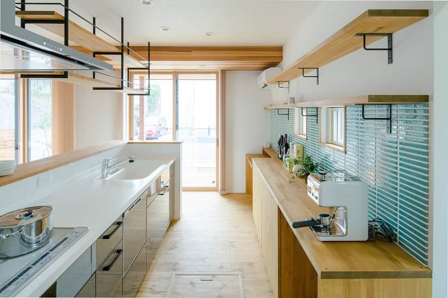 ルポハウス一級建築士事務所さんのインスタグラム写真 - (ルポハウス一級建築士事務所Instagram)「・ ・ ・ 隠せる収納は便利ですが、お気に入りのものは飾っていたい。 ・ 発色と光沢の美しいタイルが、明るいキッチンをつくります。 ・ ・ ・ 𓐌𓐌𓐌𓐌𓐌𓐌𓐌𓐌𓐌𓐌𓐌𓐌𓐌𓐌𓐌𓐌𓐌𓐌  ルポハウスの施工事例はこちらまで☞ @reposhouse  𓐌𓐌𓐌𓐌𓐌𓐌𓐌𓐌𓐌𓐌𓐌𓐌𓐌𓐌𓐌𓐌𓐌𓐌 #ルポハウス は#ちょっとかっこいい家 を"友人のために" という思いでつくっています。 一生に一度の#マイホーム。 「あなたにしかできない」×「ルポハウスだからできる」で、 私たちだけの#家づくり を思いっきり楽しんでみませんか？！ ・ ・ ・ #住宅 #注文住宅 #新築一戸建て #デザイナーズ住宅  #一級建築士事務所 #設計事務所  #滋賀県大津市 #滋賀県草津市 #滋賀県栗東市  #滋賀県近江八幡 #キッチンインテリア #ダイニングインテリア #名古屋モザイクタイル #ボーダータイル」10月21日 11時59分 - reposhouse