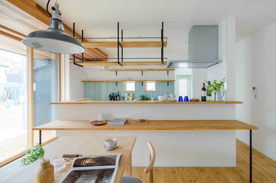 ルポハウス一級建築士事務所さんのインスタグラム写真 - (ルポハウス一級建築士事務所Instagram)「・ ・ ・ 隠せる収納は便利ですが、お気に入りのものは飾っていたい。 ・ 発色と光沢の美しいタイルが、明るいキッチンをつくります。 ・ ・ ・ 𓐌𓐌𓐌𓐌𓐌𓐌𓐌𓐌𓐌𓐌𓐌𓐌𓐌𓐌𓐌𓐌𓐌𓐌  ルポハウスの施工事例はこちらまで☞ @reposhouse  𓐌𓐌𓐌𓐌𓐌𓐌𓐌𓐌𓐌𓐌𓐌𓐌𓐌𓐌𓐌𓐌𓐌𓐌 #ルポハウス は#ちょっとかっこいい家 を"友人のために" という思いでつくっています。 一生に一度の#マイホーム。 「あなたにしかできない」×「ルポハウスだからできる」で、 私たちだけの#家づくり を思いっきり楽しんでみませんか？！ ・ ・ ・ #住宅 #注文住宅 #新築一戸建て #デザイナーズ住宅  #一級建築士事務所 #設計事務所  #滋賀県大津市 #滋賀県草津市 #滋賀県栗東市  #滋賀県近江八幡 #キッチンインテリア #ダイニングインテリア #名古屋モザイクタイル #ボーダータイル」10月21日 11時59分 - reposhouse